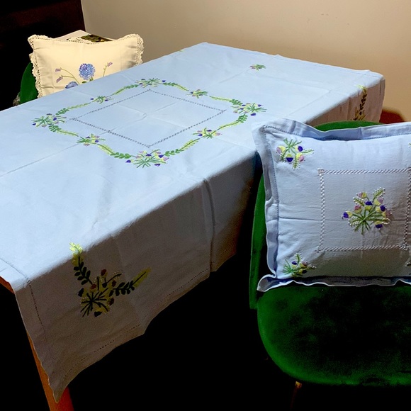 🪻April Cornell-Embroidered Cotton Tablecloth - Picture 3 of 15
